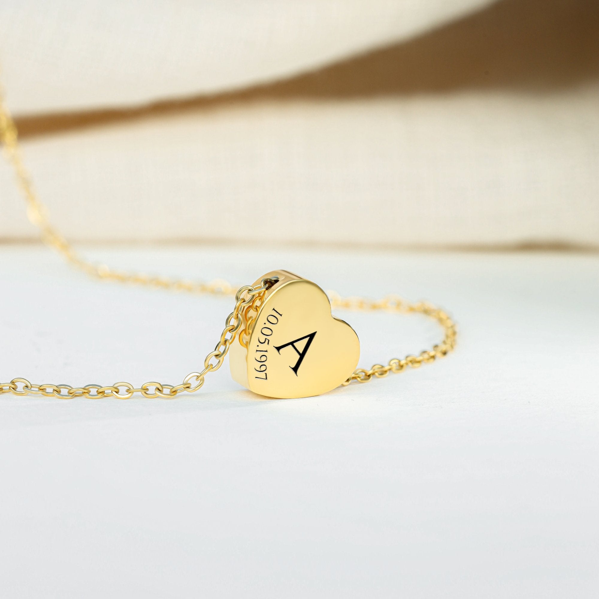 Colier cu diamant și inimă