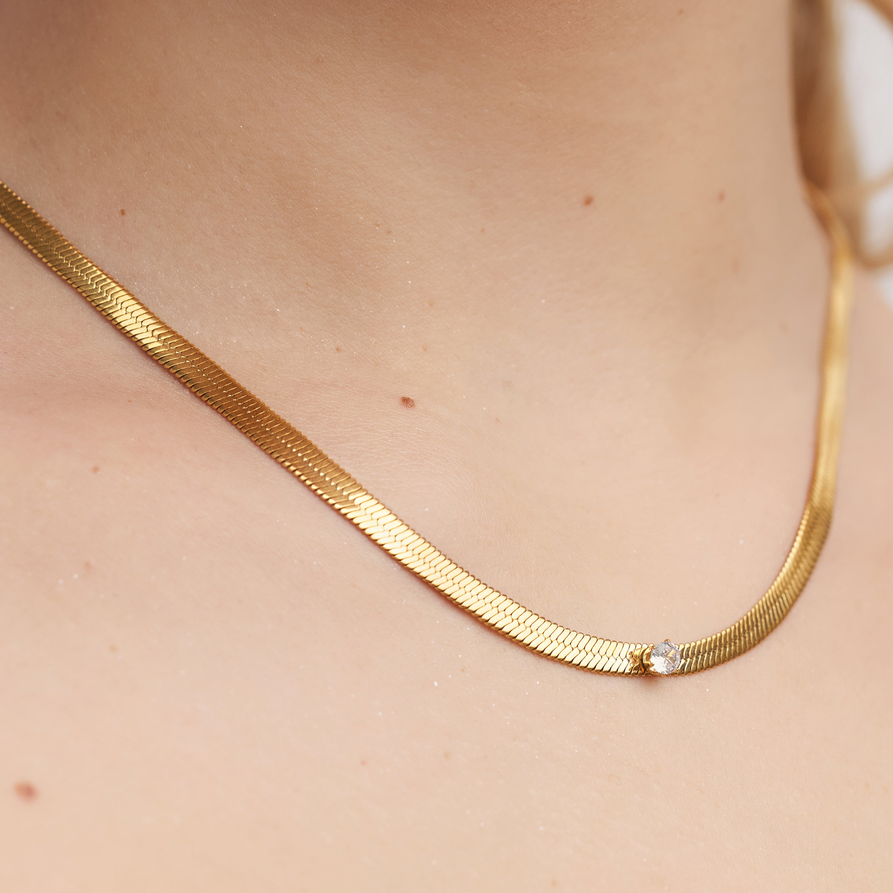 Colier sarpe cu pietricica - Auriu