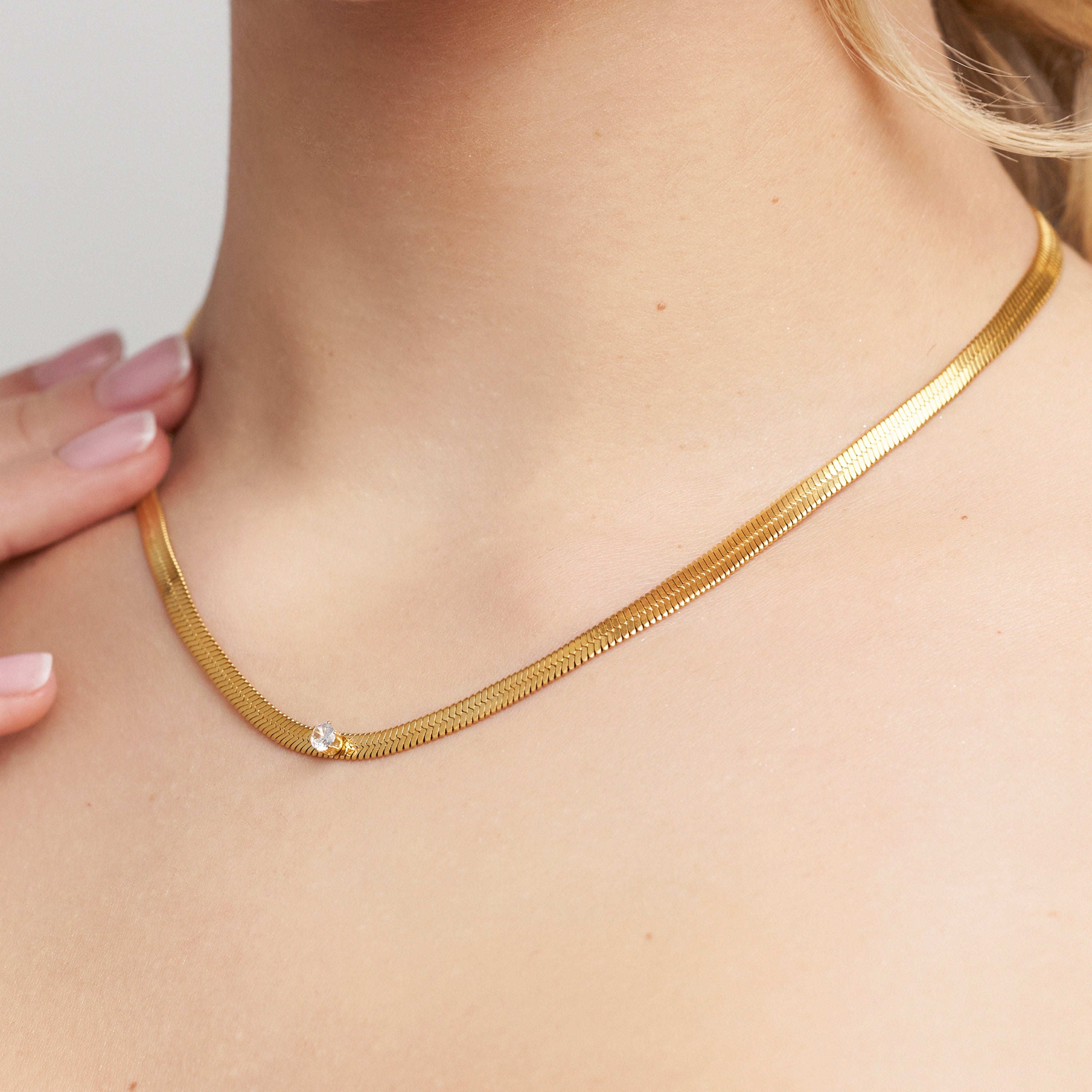 Colier sarpe cu pietricica - Auriu