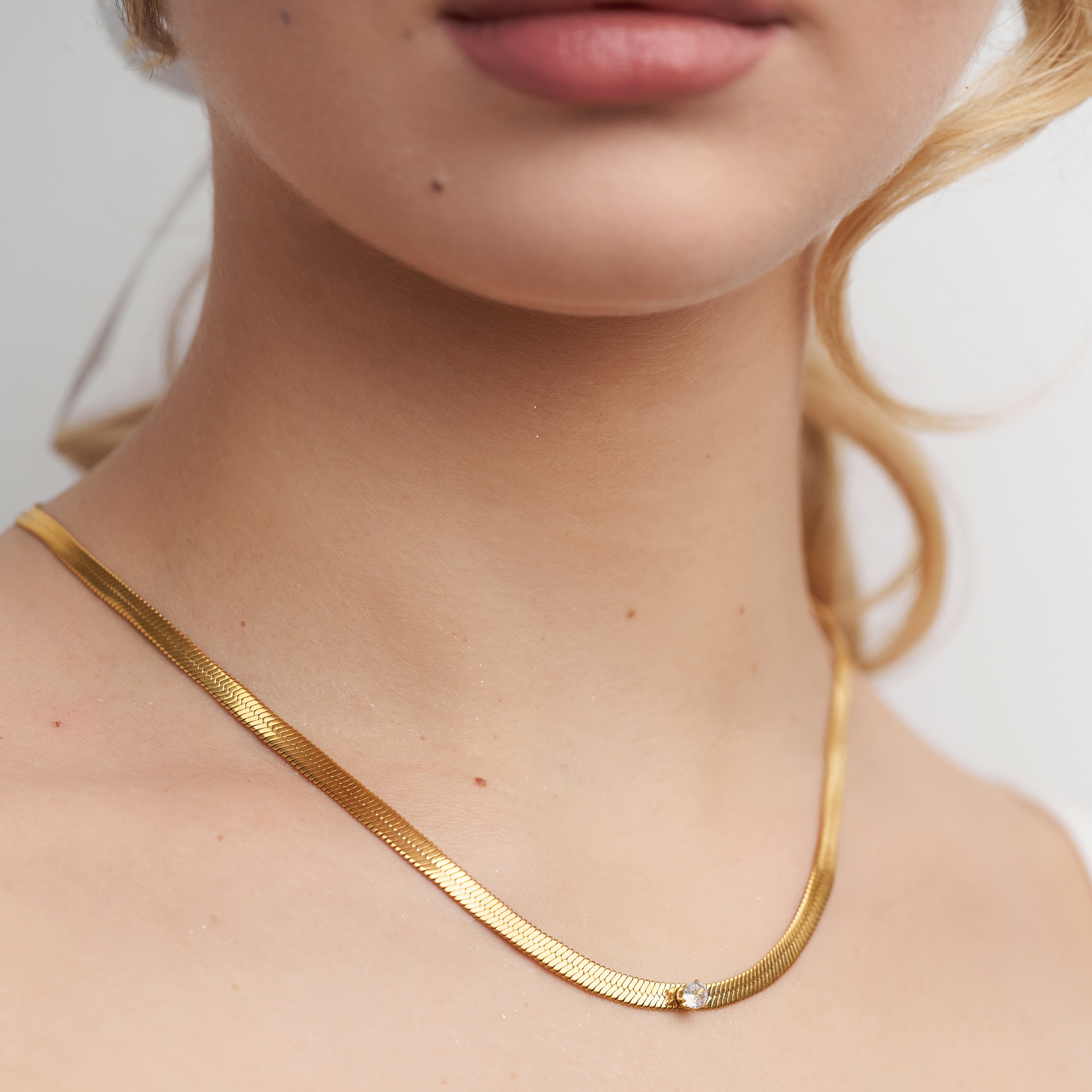 Colier sarpe cu pietricica - Auriu