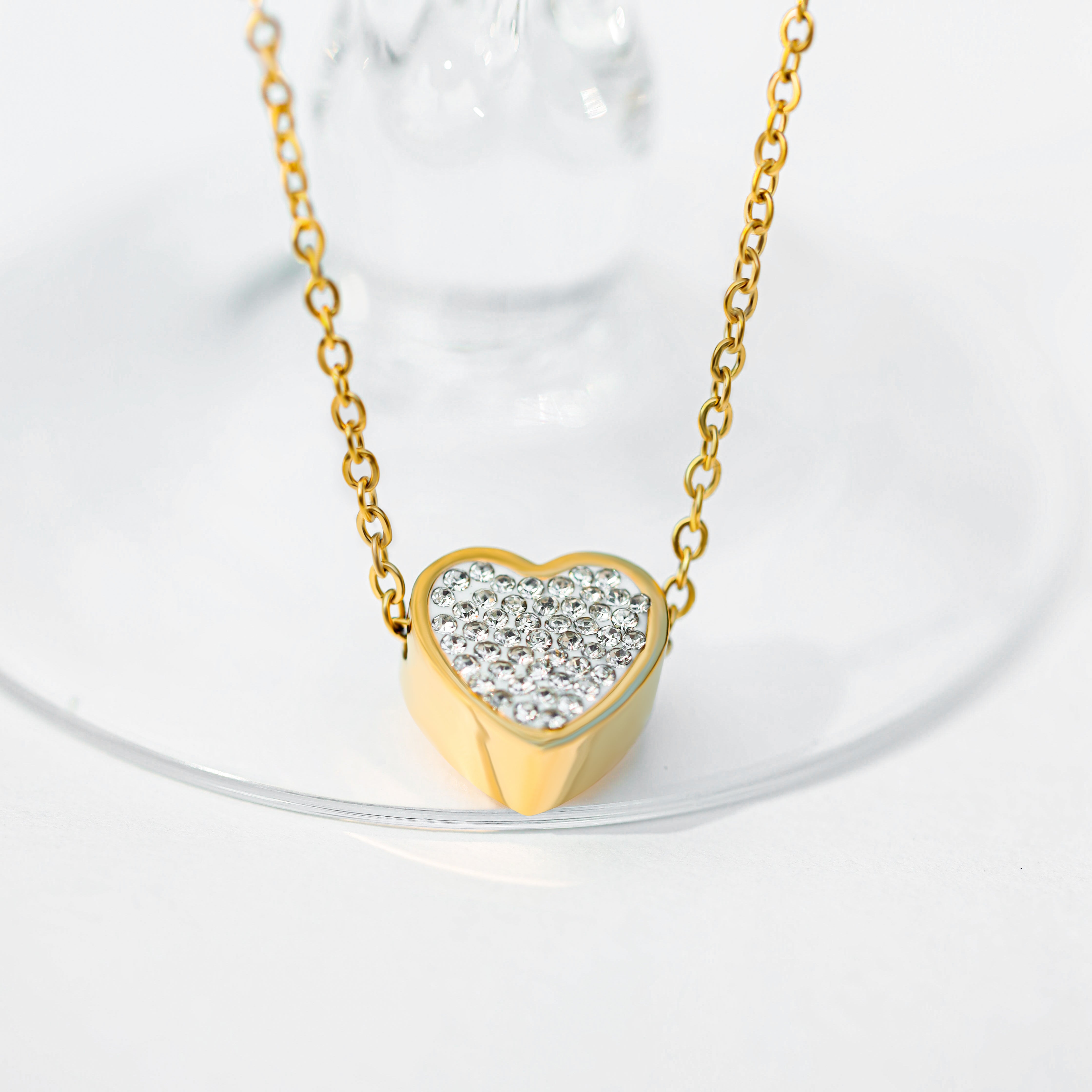 Colier cu diamant și inimă